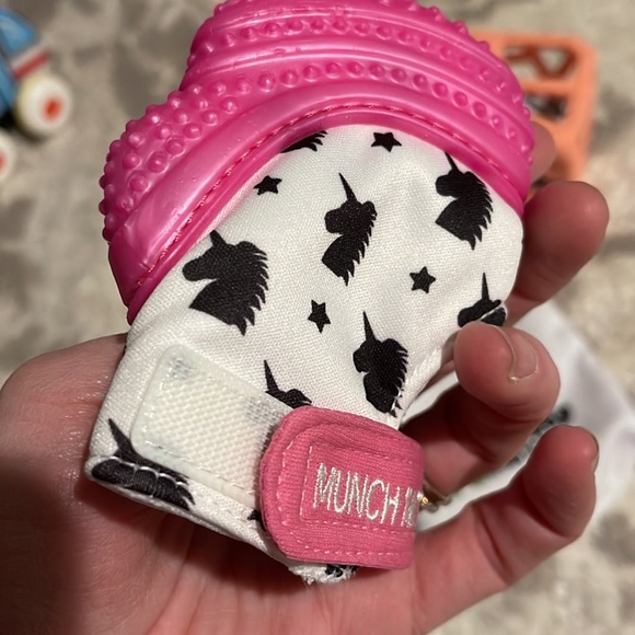 Baby teether set.  Bibs pacifiers (6-18m), munch mitt, teether toy & hand rattle - Picture 4 of 8